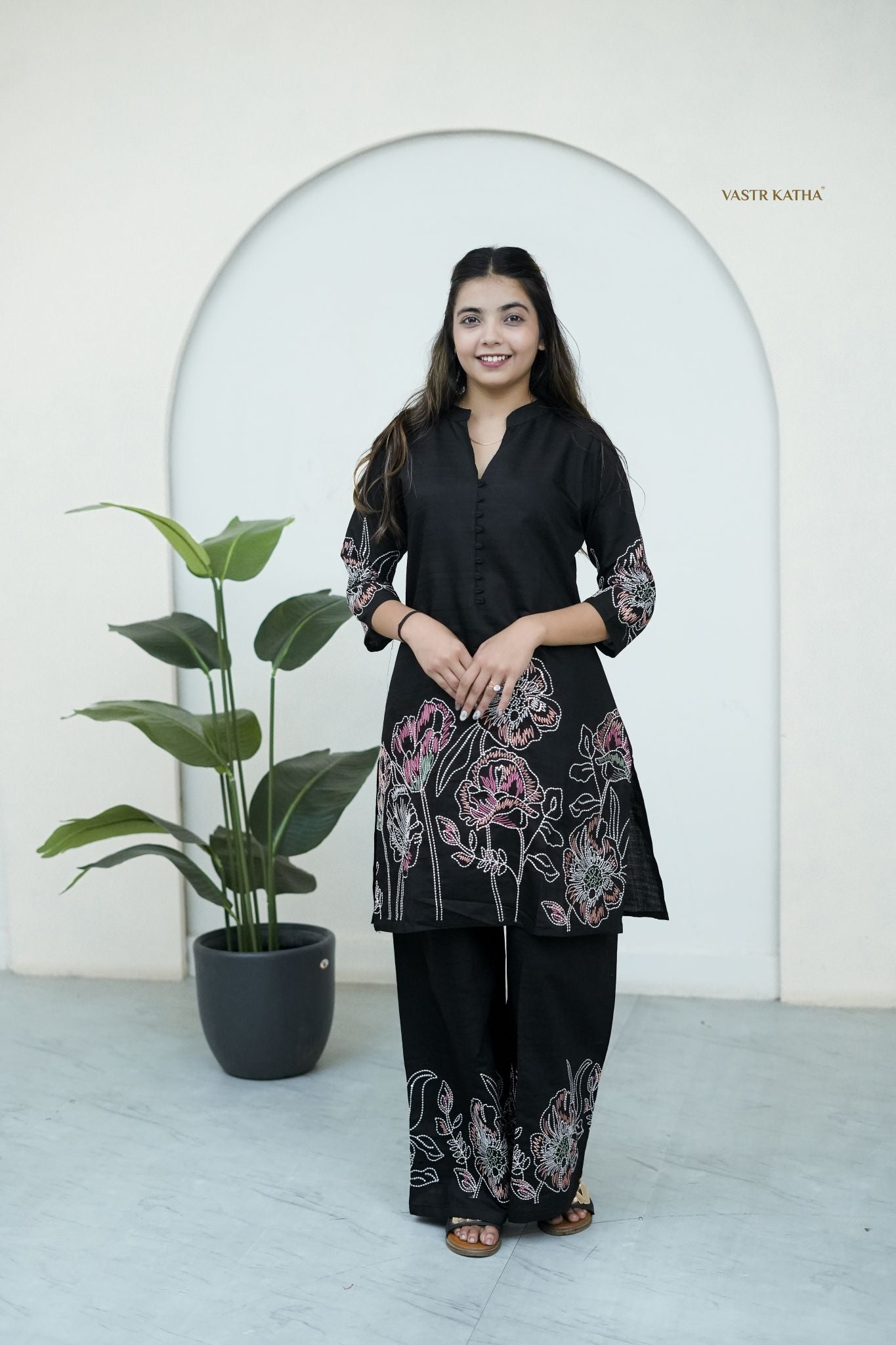 Black Floral Embroidered Kurta Set – Elegant Statement Wear